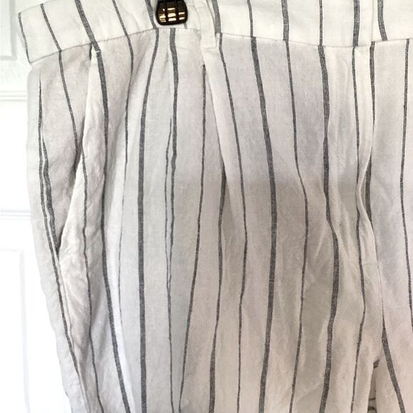 Old Navy - Women’s Taylor Extra High Rise Cream & Navy Shorts - 2X - Picture 3 of 5